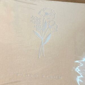 Floral Embossed Linen Photo Album - 600 Pockets  NIB (Weddings or Family Keeps)